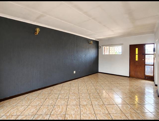 2 BEDROOM FLAT FOR SALE IN THREE RIVERS